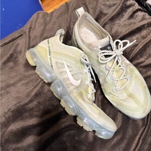 Nike VaporMax Flyknit in Light Cream and White